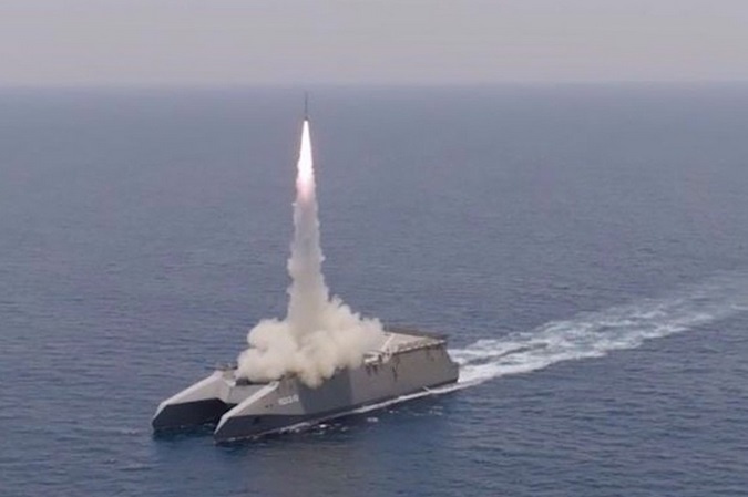 Iran phong ten lua tai Eo bien Hormuz hinh anh