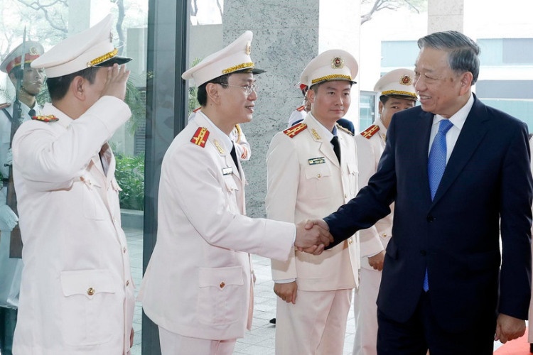 Tong Bi thu tham va chuc Tet can bo, chien si Cuc An ninh dieu tra hinh anh