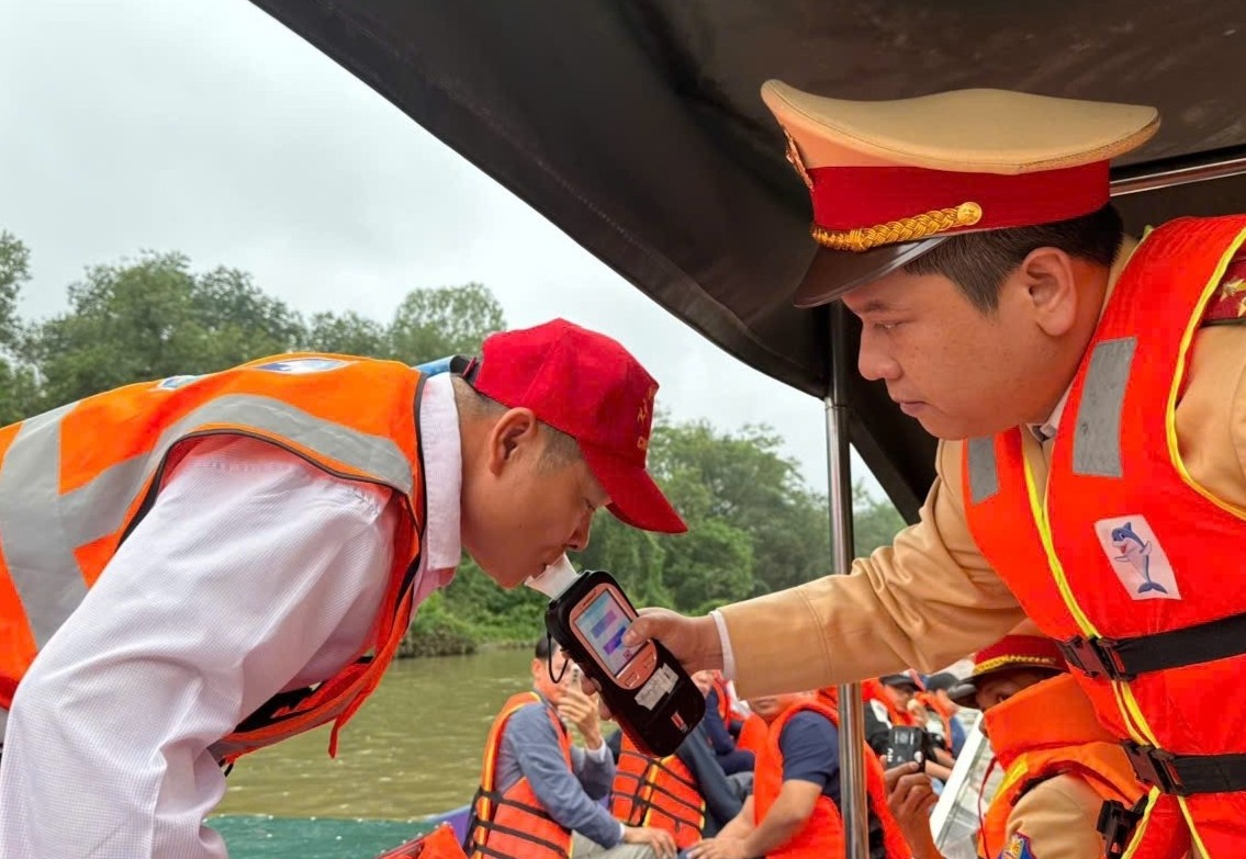 'Lap chot' kiem tra nong do con lai do Chua Huong hinh anh