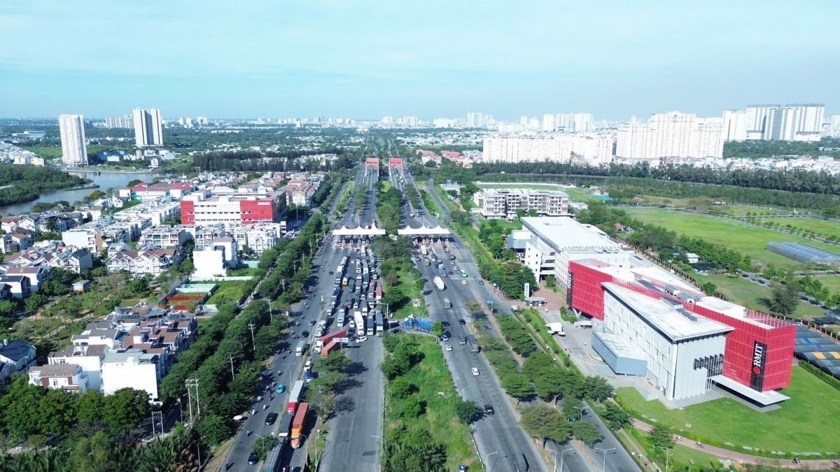 TP.HCM tinh di doi truong hoc, benh vien khoi noi thanh hinh anh