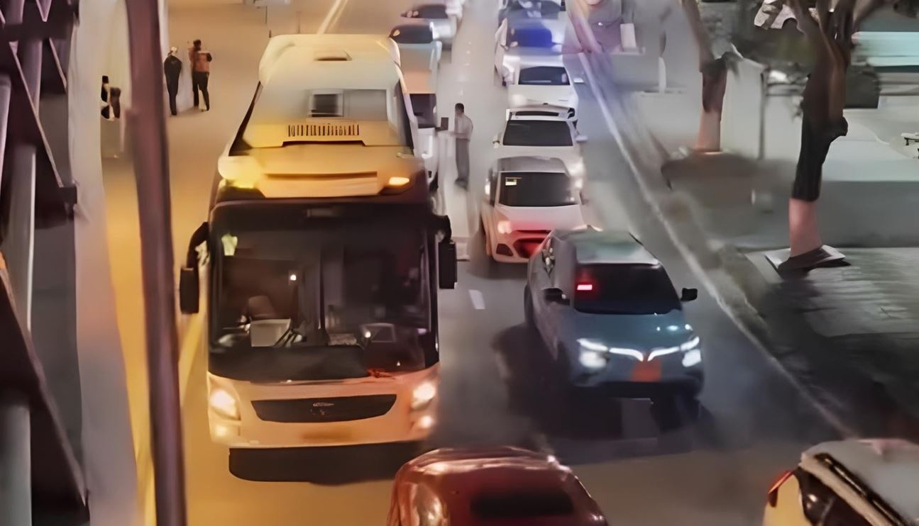 Oto ket cung trong san bay Da Nang hinh anh