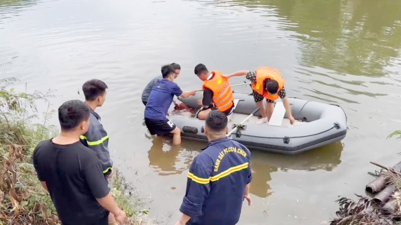 Me con cung duoi nuoc tu vong duoi dap hinh anh