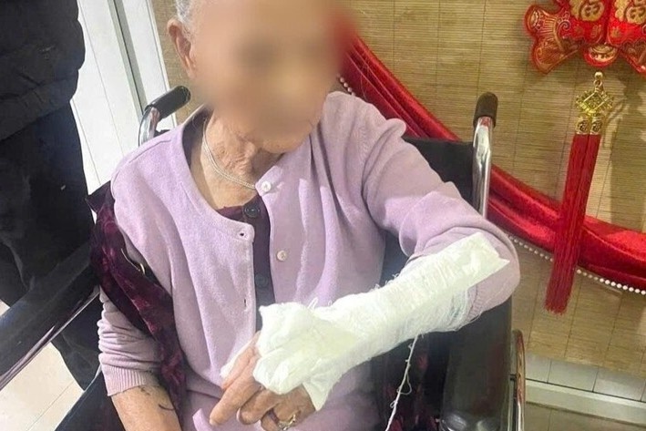 Danh me gay tay dem mung 3 Tet, thanh nien bi cong an moi lam viec hinh anh