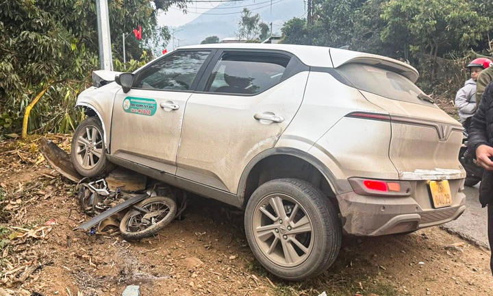 Oto tong thang xe may o lan nguoc chieu, mot nguoi thiet mang hinh anh