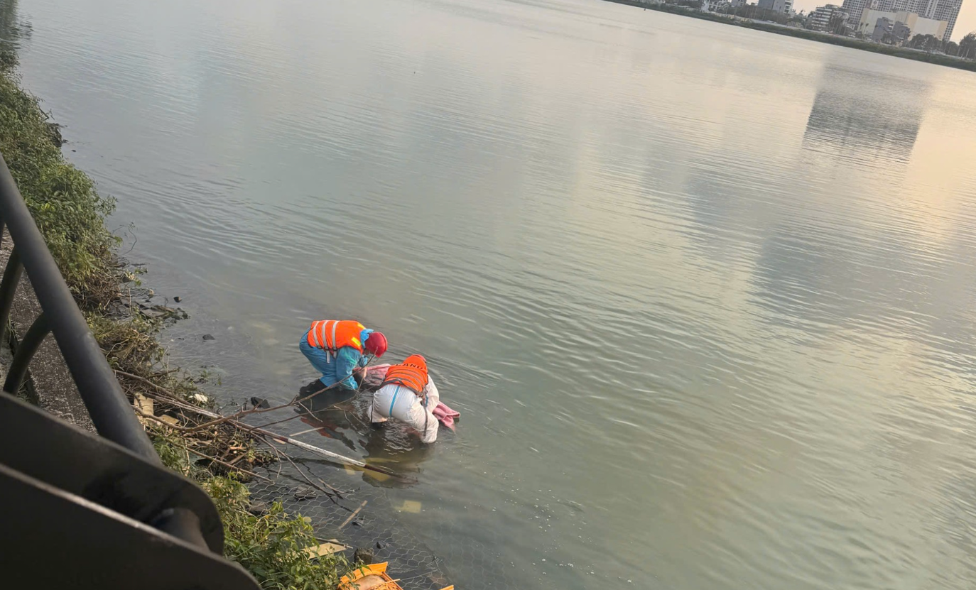 Tim tung tich nguoi tu vong ben bo da song Han hinh anh