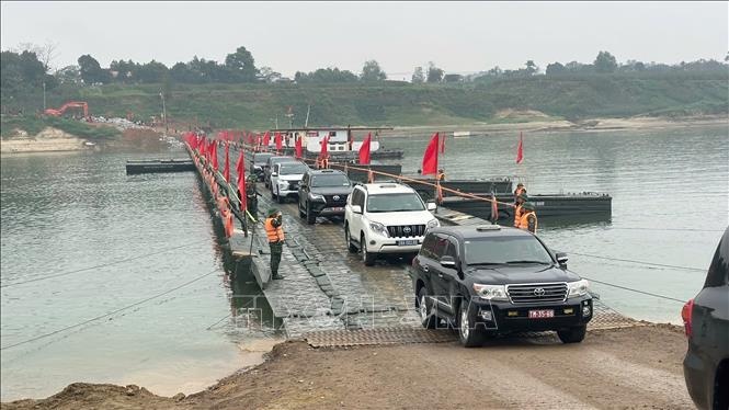 Tam dung cau phao song Lo hinh anh