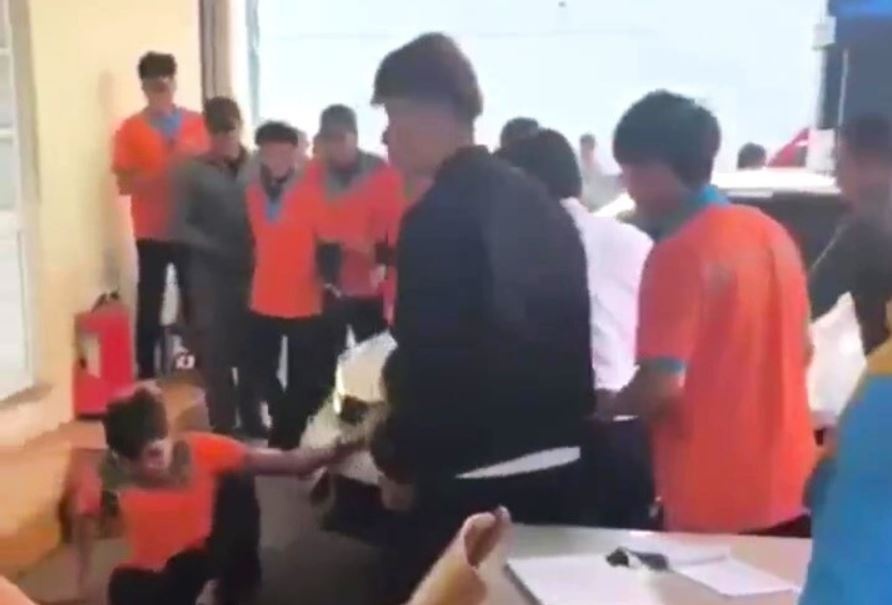 Oto lao vao nhom nguoi tai cay xang o Da Lat hinh anh