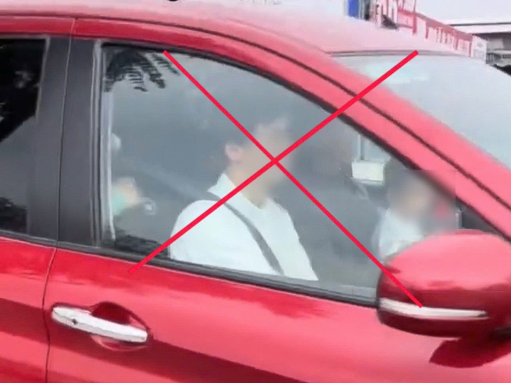 Phat tai xe cho tre ngoi truoc vo lang khi lai xe o Ha Noi hinh anh