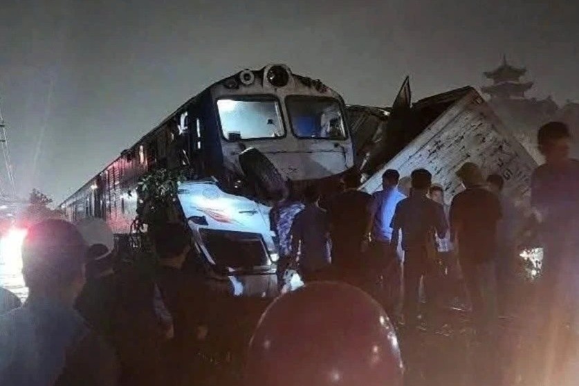 Tin moi vu tau hoa huc vang xe tai hinh anh