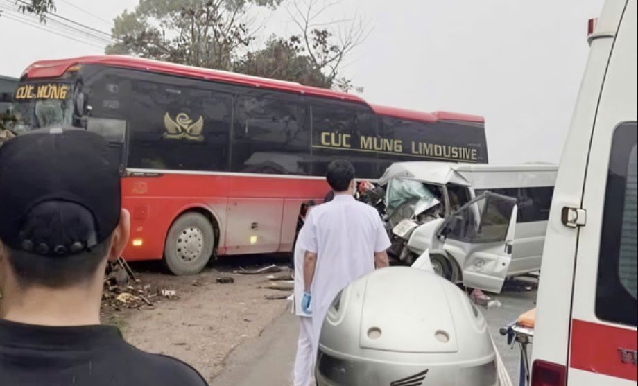 Tai nan tham khoc giua hai xe khach, 6 nguoi thuong vong hinh anh