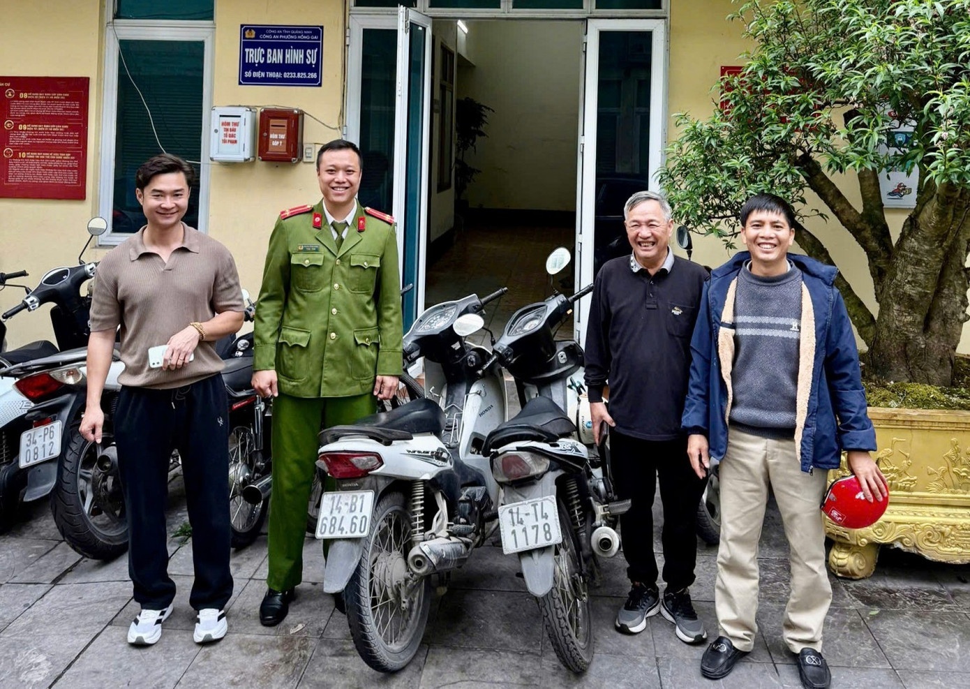 Hai nguoi la,  di nham xe nhau,  7 ngay Tet anh 1