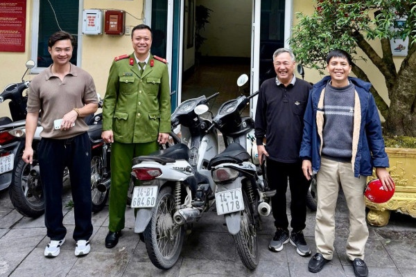 Hai nguoi la di nham xe nhau 7 ngay Tet hinh anh