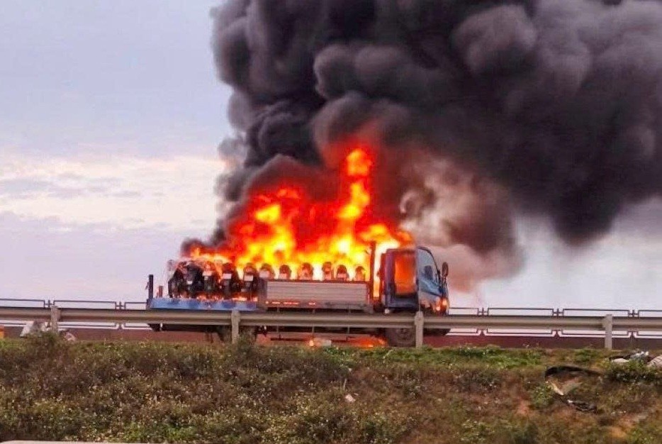 Oto tai boc chay du doi tren cao toc o Thanh Hoa hinh anh