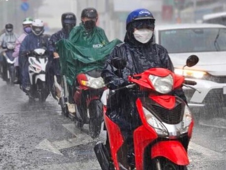 Mien Nam mua lon trai mua, mien Bac mua dong cuc bo trong hai ngay hinh anh