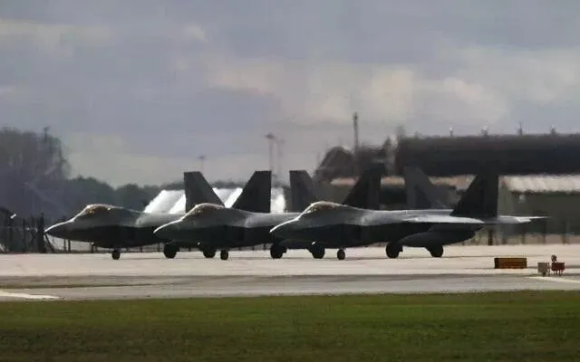 My dieu hang chuc tiem kich F-22 den Israel hinh anh