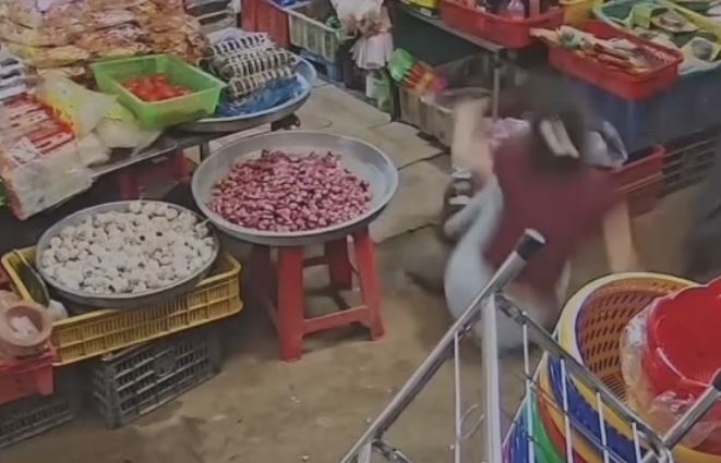 Nu chu tiem tap hoa ngat xiu sau khi tiep xuc hai nguoi la hinh anh