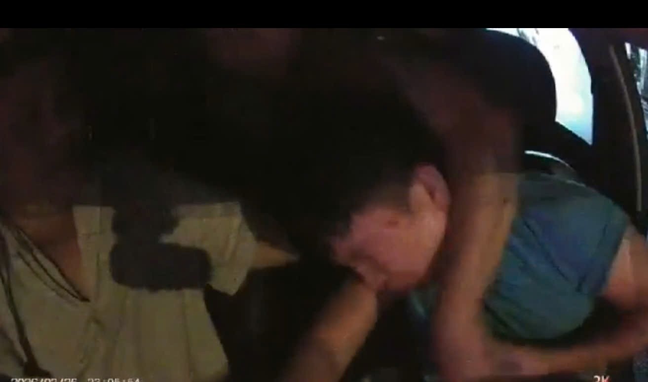 Tam giu hanh khach kep co, danh dap tai xe taxi vi bi huy chuyen hinh anh