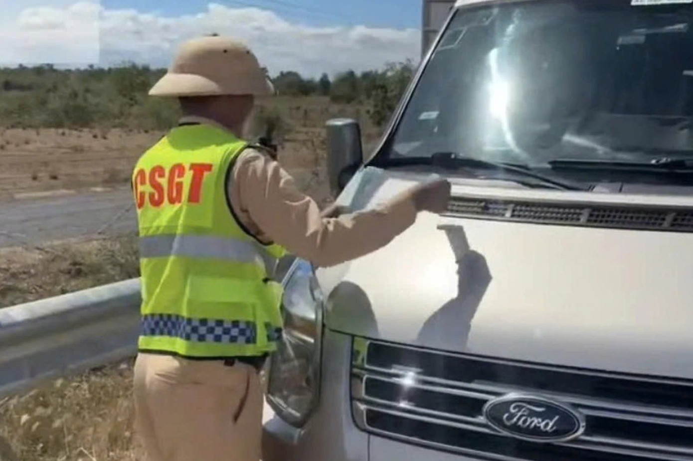 Xe khach cho qua 12 nguoi, bi phat 90 trieu hinh anh