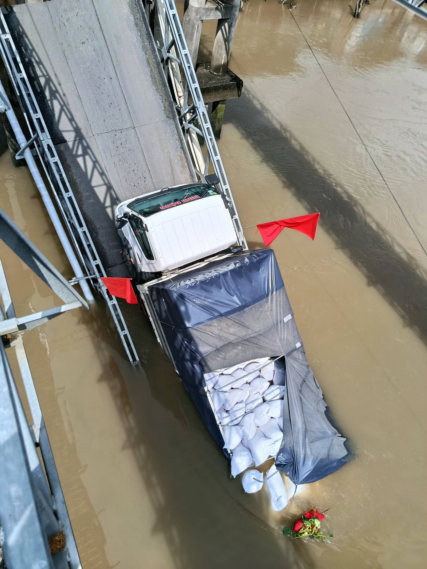 Sập cầu ảnh 2 Sap cau anh 2