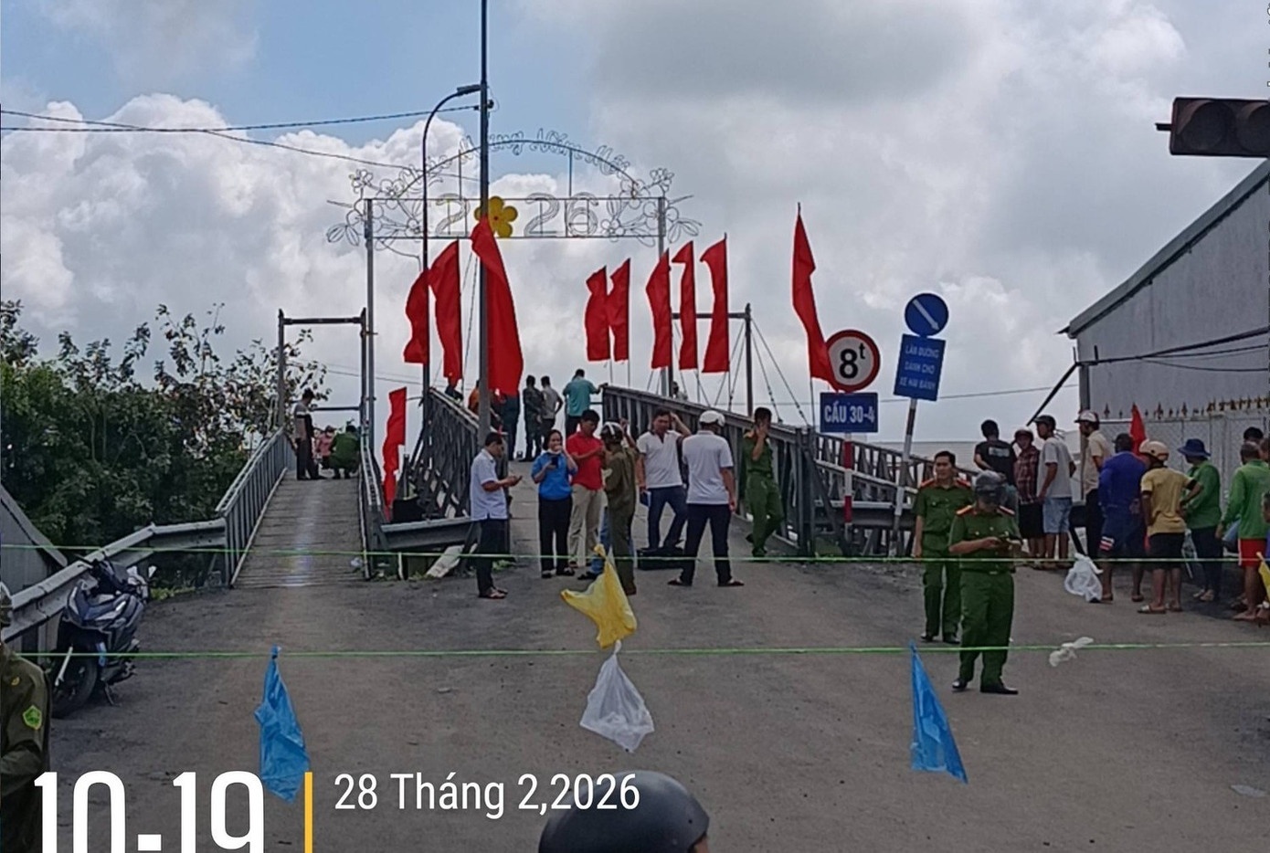 Sập cầu ảnh 4 Sap cau anh 4