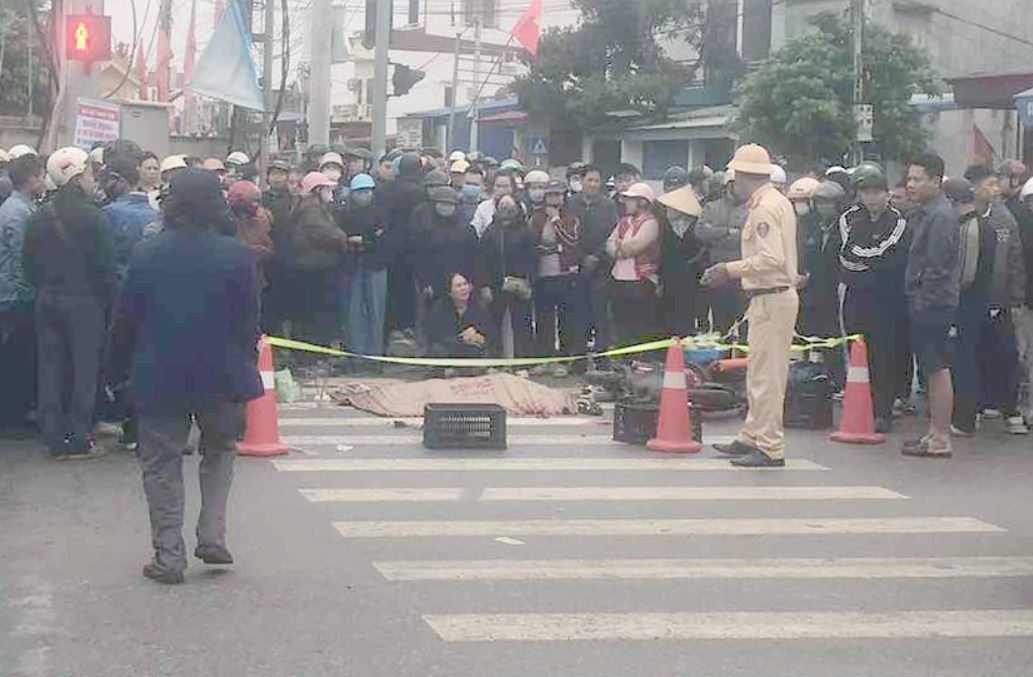 Xe tai tong xe may dien, be 9 tuoi tu vong hinh anh