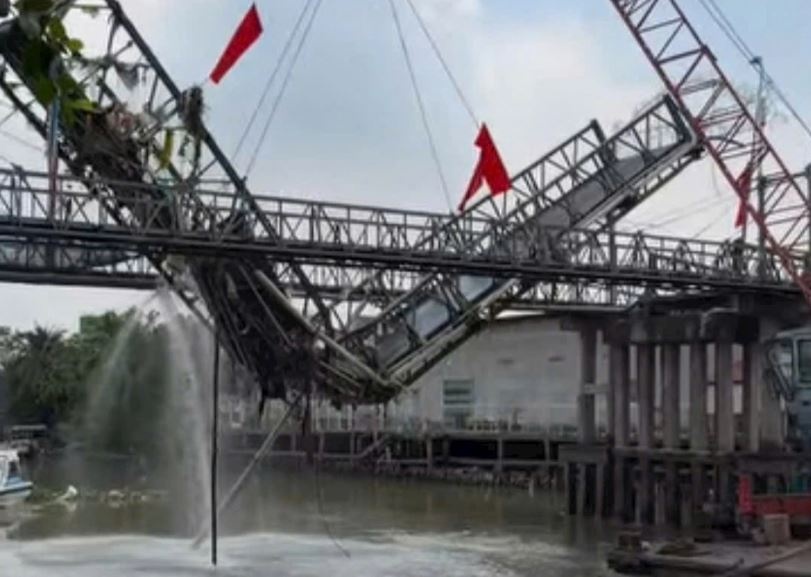 Tin moi vu sap cau 30/4 tai Can Tho hinh anh