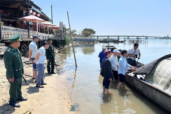 Nguyen nhan chim thuyen cho 11 nguoi o Hue hinh anh