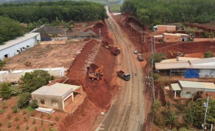 Lam ro vu ha cot duong gay nguy hiem cho 8 nha dan o Dong Nai hinh anh