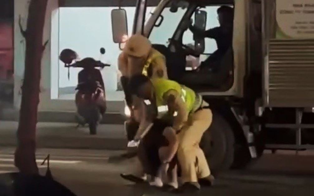 CSGT rut sung khong che tai xe ‘thong chot’ kiem tra nong do con hinh anh