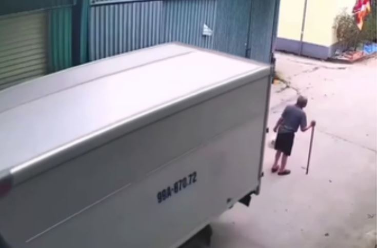 Xe tai lui au, can tu vong cu ong 90 tuoi hinh anh