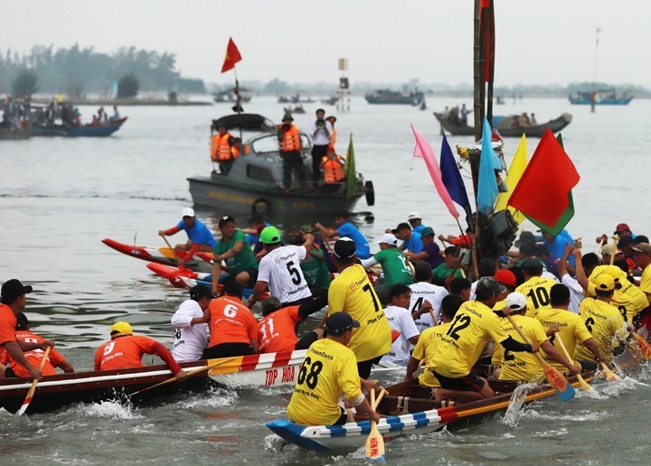 Lat thuyen khi xem dua ghe o Hue, hai me con tu nan hinh anh