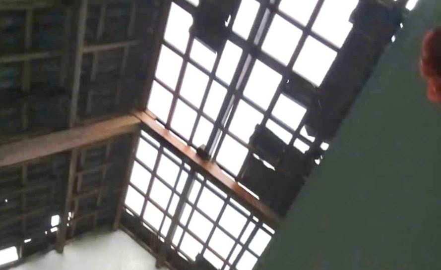 Loc xoay khien hon 100 nha dan o Quang Ngai hu hong hinh anh