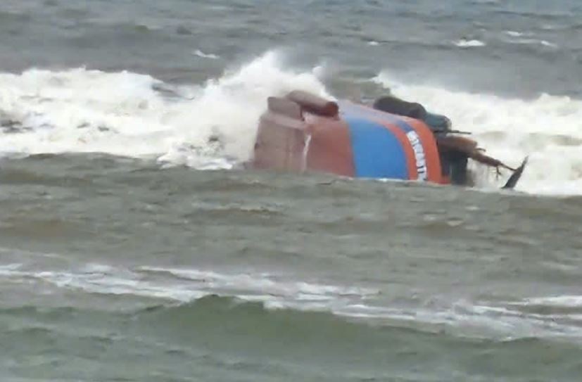 Tau ca chim ngay khi vua roi ben, mot ngu dan tu vong hinh anh