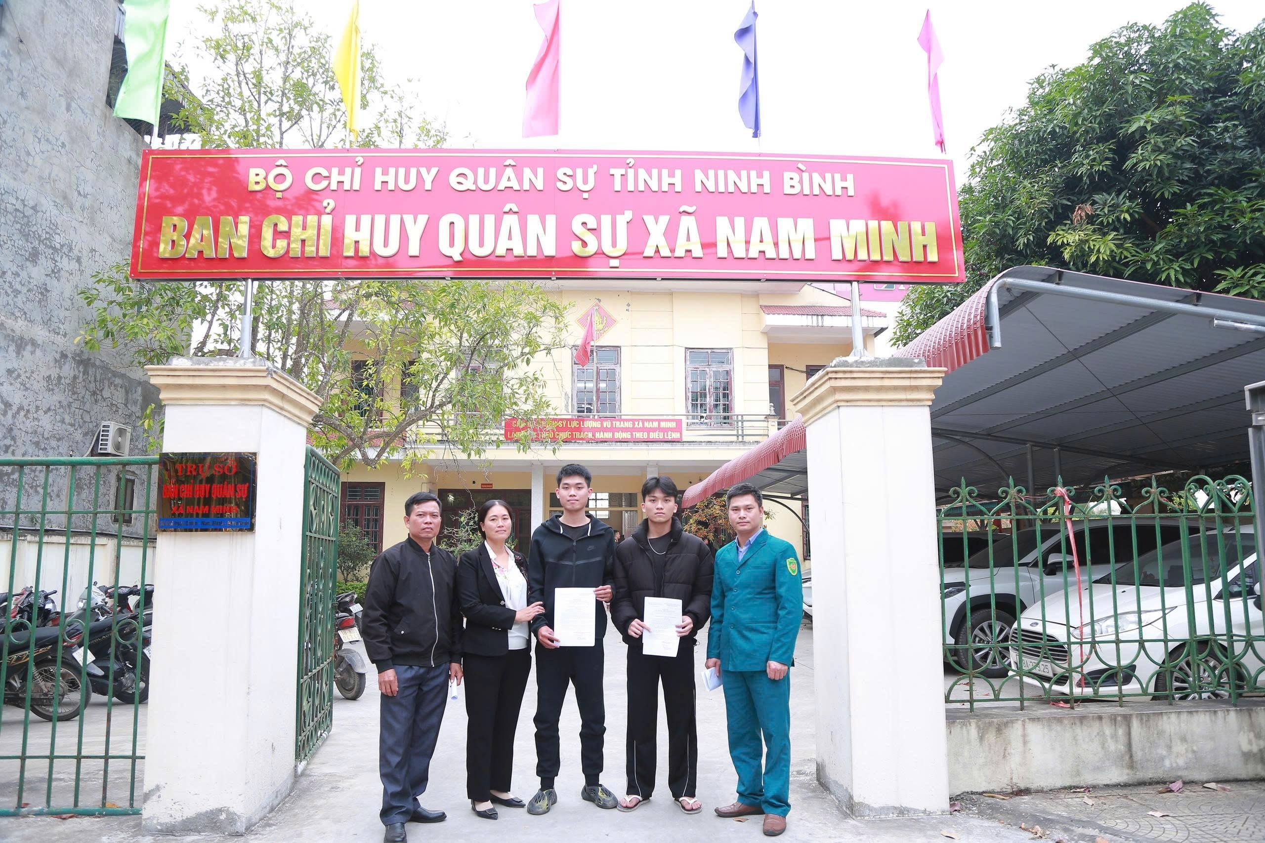 Cu nhan IT va em trai 19 tuoi cung viet don tinh nguyen nhap ngu hinh anh