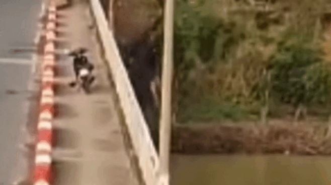 Nguoi dan ong nhay song Serepok roi vung vay keu cuu hinh anh