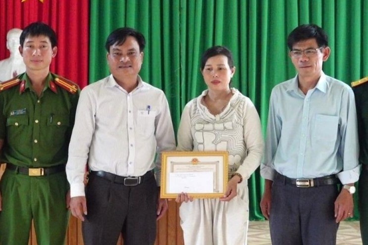 Nguoi phu nu lao ra song cuu hai thanh nien hinh anh