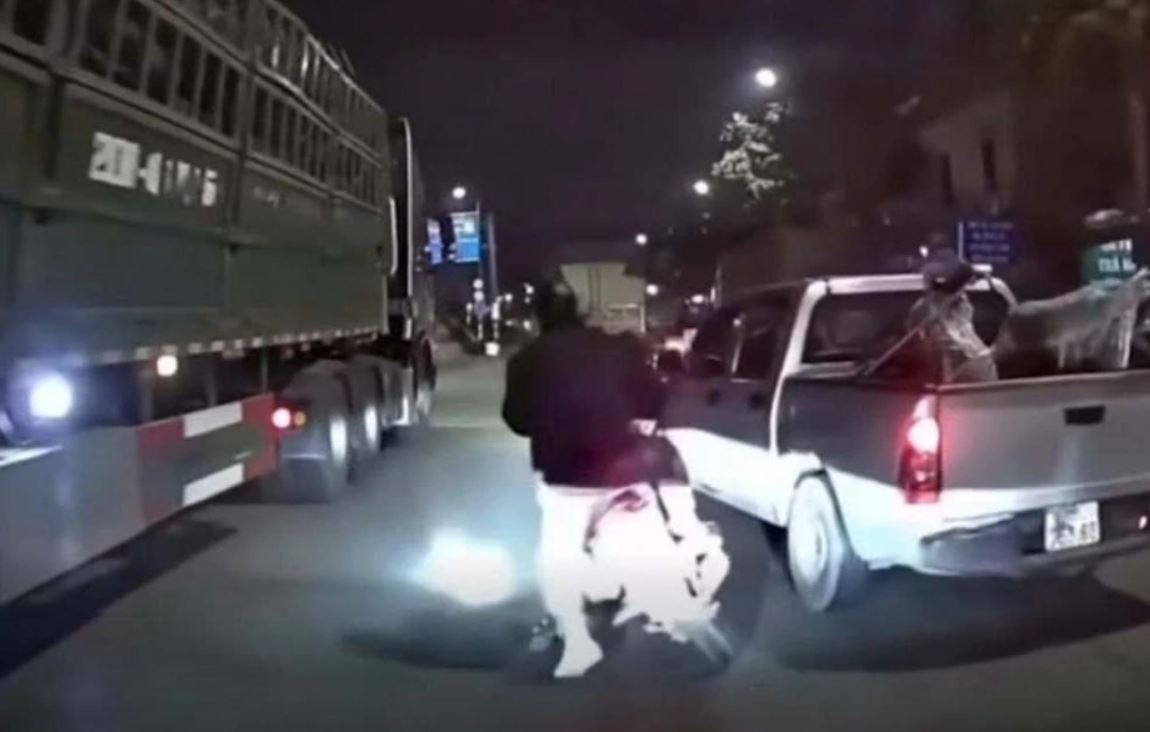 Dung lai hien truong vu xe ban tai suyt day 3 nguoi vao gam xe dau keo hinh anh