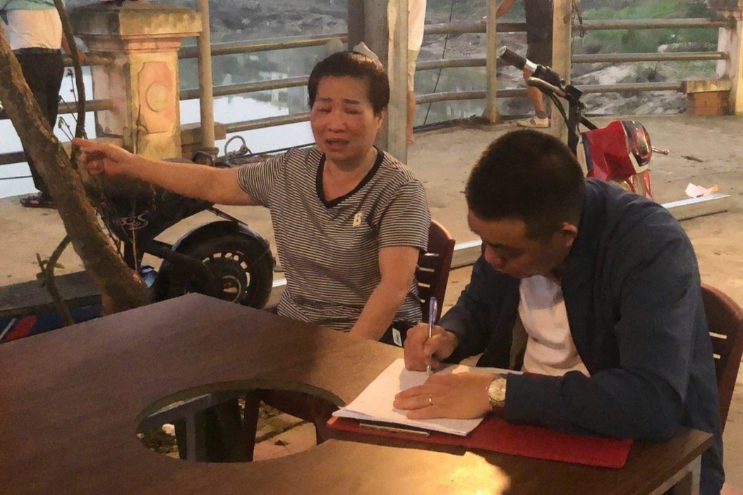 Nguoi dan trinh bao 5 chi vang roi xuong song o Tuyen Quang hinh anh