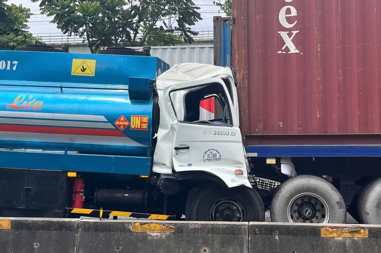 Xe bon tong xe dau keo, xa lo Ha Noi un hon 1 km hinh anh