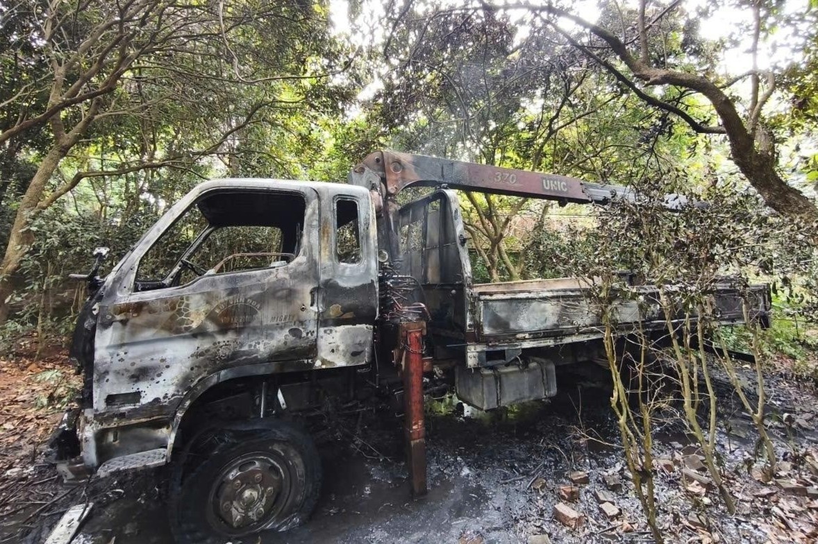 Vuong day dien, xe cau chay khien lai xe tu vong hinh anh