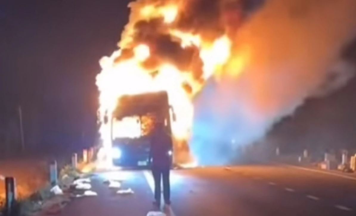 Xe khach boc chay, 44 hanh khach thoat nan hinh anh