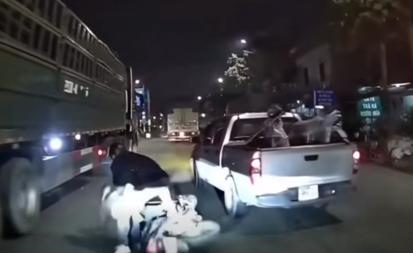 Canh sat lam viec voi tai xe xe ban tai chen nga 3 nguoi di xe may hinh anh