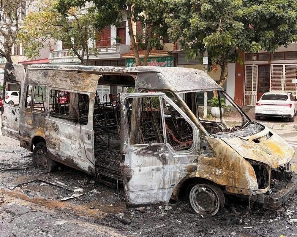 Dang luu thong tren duong o Bac Ninh, xe 16 cho bat ngo boc chay hinh anh