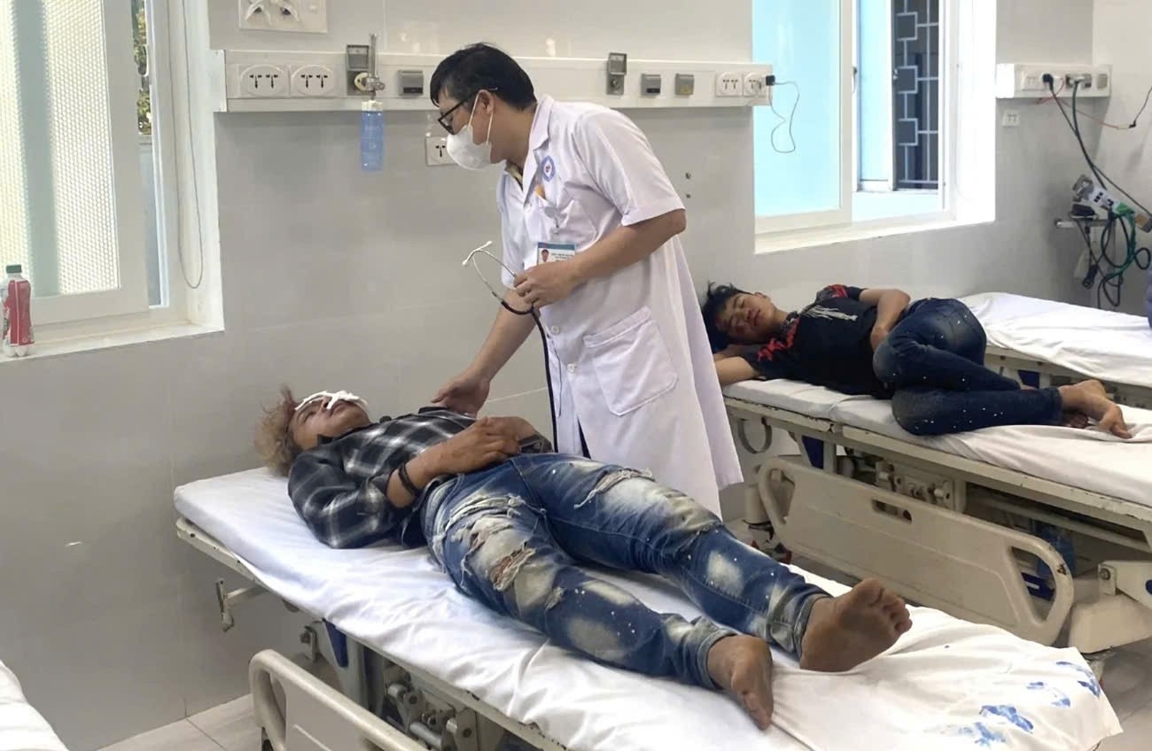 Hai xe may lao am am vao nhau, 5 nguoi thuong vong hinh anh