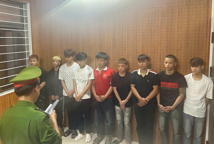 Nhom thanh thieu nien,  Cam hung khi,  Truy duoi anh 1