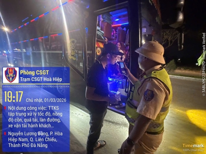 Xe khach 38 cho,  nhoi nhet,  53 hanh khach,  oto so1 Quang Tri,  Tran Thi Bich Thao anh 1