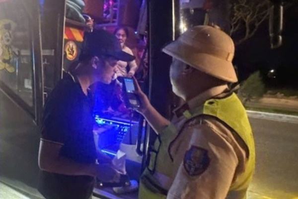 Phat hien xe khach 38 cho nhoi nhet 53 hanh khach hinh anh