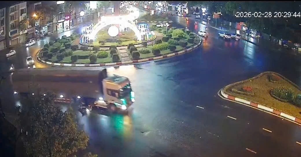 Container om cua sai quy dinh, cuon nguoi phu nu tu vong hinh anh