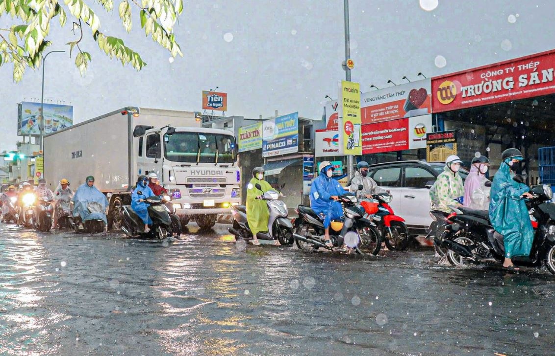 Mien Bac sap hung nang, mien Trung mua dai ngay hinh anh