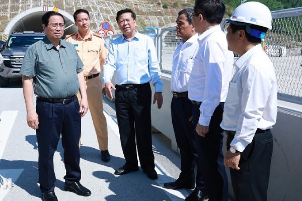 Thu tuong kiem tra cac du an giao thong tai khu vuc mien Trung hinh anh